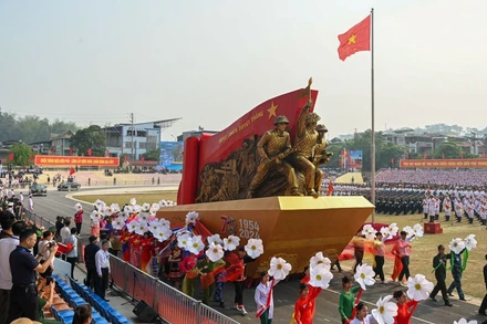 Xe mô hình chiến thắng lịch sử Điện Biên Phủ tiến qua lễ đài tại Tổng duyệt ngày 5/5/2024 Lễ kỷ niệm 70 năm Chiến thắng Điện Biên Phủ.