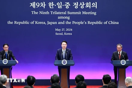 Tổng thống Hàn Quốc Yoon Suk Yeol (giữa), Thủ tướng Trung Quốc Lý Cường (phải) và Thủ tướng Nhật Bản Kishida Fumio trong cuộc họp báo tại Hội nghị thượng đỉnh ba bên ở Seoul, Hàn Quốc, ngày 27/5. (Ảnh: Yonhap/TTXVN)