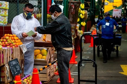 Người dân mua sắm tại một khu chợ ở thủ đô Lima của Peru. (Ảnh: Bloomberg)