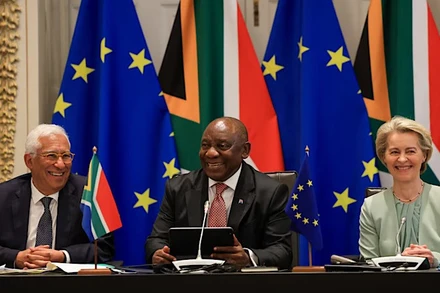 Tổng thống Nam Phi Cyril Ramaphosa, Chủ tịch Hội đồng Châu Âu Antonio Costa và Chủ tịch Ủy ban Châu Âu Ursula von der Leyen tham dự hội nghị thượng đỉnh EU-Nam Phi lần thứ 8, ngày 13/3/2025. (Ảnh: Reuters/TTXVN)