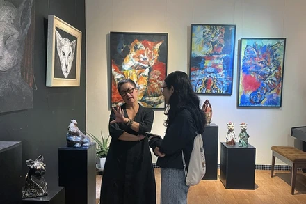 Họa sĩ Trương Thúy Anh tại triển lãm "Miêu".