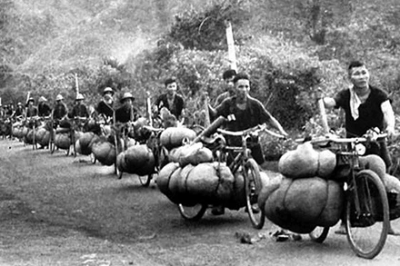 Đảng ta đã huy động được lực lượng lớn dân công thồ hàng bằng xe đạp phục vụ cho chiến dịch Điện Biên Phủ. (Ảnh tư liệu/TTXVN phát)