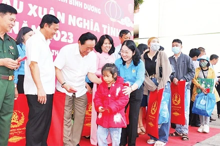 Lãnh đạo tỉnh Bình Dương trao tặng quà và động viên công nhân có hoàn cảnh khó khăn về quê đón Tết tại "Chuyến tàu Xuân nghĩa tình" năm 2023.