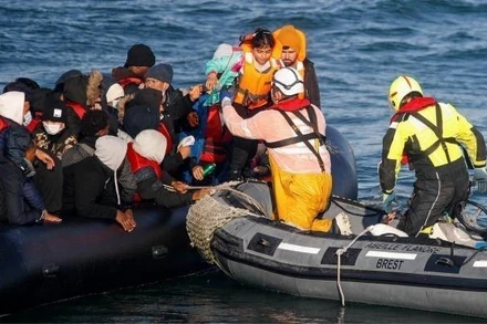 Người di cư được giải cứu sau khi chiếc thuyền chở họ bị hỏng trên hành trình vượt eo biển Manche từ Pháp sang Anh. (Ảnh: Getty Images/TTXVN)