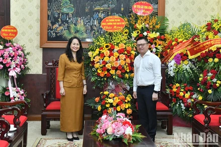 Đồng chí Lâm Thị Phương Thanh chuyển lẵng hoa của đồng chí Trương Thị Mai, Ủy viên Bộ Chính trị, Thường trực Ban Bí thư, Trưởng Ban Tổ chức Trung ương, chúc mừng Báo Nhân Dân nhân dịp 21/6. (Ảnh: Đăng Khoa)