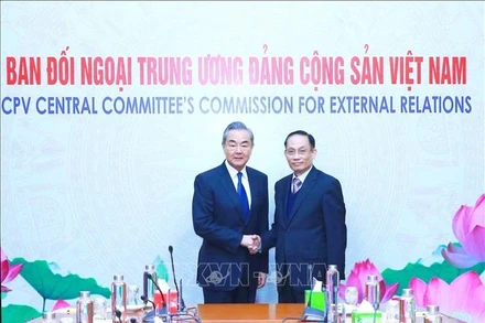 Đồng chí Lê Hoài Trung, Bí thư Trung ương Đảng, Trưởng ban Đối ngoại Trung ương, hội kiến đồng chí Vương Nghị, Ủy viên Bộ Chính trị, Chủ nhiệm Văn phòng Ủy ban Công tác đối ngoại Trung ương Đảng Cộng sản Trung Quốc, Bộ trưởng Ngoại giao Trung Quốc. Ảnh TTXVN