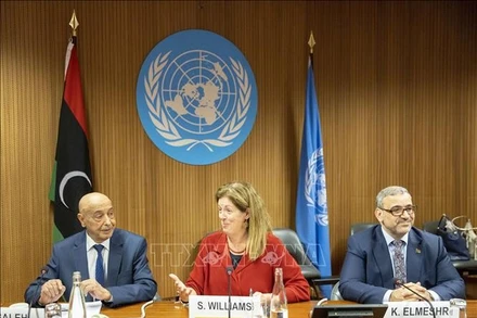 Chủ tịch Quốc hội ở miền đông Libya Aguila Saleh (trái), Cố vấn đặc biệt của Liên hợp quốc về Libya Stephanie Williams và Chủ tịch Hội đồng Cấp cao Nhà nước Libya Khaled Al-Mishri tại cuộc họp ở Geneva, Thụy Sĩ. (Ảnh tư liệu: AFP/TTXVN)