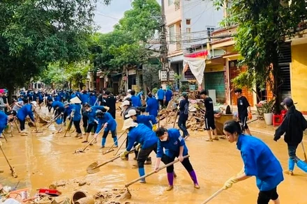 Thanh niên tình nguyện Yên Bái tham gia vệ sinh môi trường tại thành phố Yên Bái sau khi báo chão số 3 đi qua. (Ảnh: THANH SƠN)