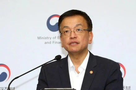 Bộ trưởng Tài chính Choi Sang Mok, người đảm nhiệm vai trò quyền Tổng thống Hàn Quốc sau khi ông Han Duck Soo bị luận tội. (Ảnh: Yonhap/TTXVN)