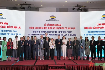 Đại biểu dự lễ kỷ niệm chụp ảnh chung. 