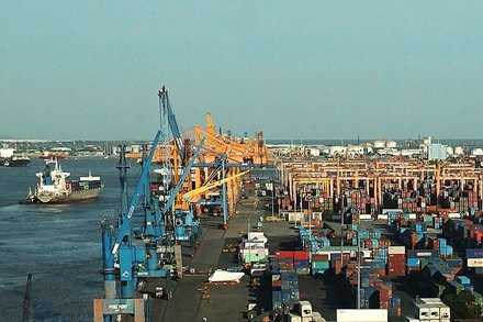 Bốc xếp hàng hóa tại cảng Đình Vũ, thành phố Hải Phòng. (Ảnh Đức Anh) 