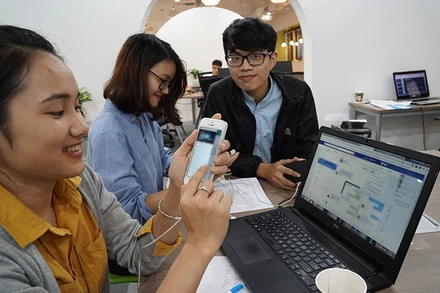 Người tiêu dùng lựa chọn, mua sắm trên các sàn thương mại điện tử.