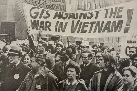 Các cựu chiến binh cùng nhân dân Mỹ xuống đường biểu tình chống chiến tranh của Mỹ ở Việt Nam. Nguồn: Hiệp định Paris 1973 - Bước ngoặt tiến tới hòa bình, Nhà xuất bản Thông tấn.