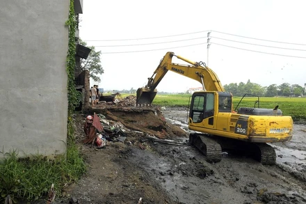 Lực lượng chức năng huyện Ba Vì (Hà Nội) cưỡng chế thu hồi đất tại khu Châu Hùm, xã Đồng Thái. (Ảnh MẠNH KHÁNH)