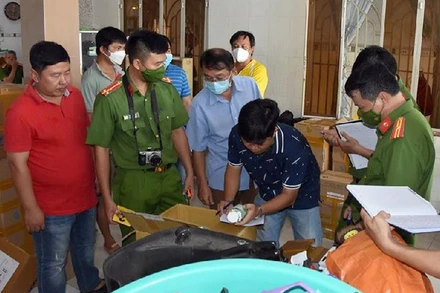 Phòng Cảnh sát điều tra tội phạm về tham nhũng, kinh tế, buôn lậu Công an tỉnh Tiền Giang phối hợp Công an huyện Cái Bè bắt quả tang đối tượng sản xuất, buôn bán thuốc tân dược giả tại xã Hòa Khánh. (Ảnh Trọng Tín)