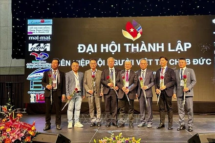 Chú thích ảnh Chủ tịch Liên hiệp Hội người Việt tại CHLB Đức Nguyễn Văn Hiền (thứ ba, từ phải sang) cùng 7 Phó Chủ tịch. Ảnh: Phương Hoa/TTXVN