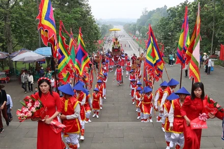 Đoàn rước kiệu khởi hành từ trung tâm hành lễ lên Đền Thượng.