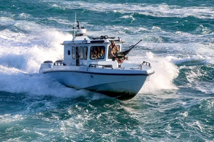 Các thành viên Lực lượng Bảo vệ Bờ biển Yemen tuần tra trên Biển Đỏ, ngoài khơi thị trấn Mokha thuộc tỉnh Taiz, ngày 12/12/2023. (Ảnh: AFP/TTXVN)