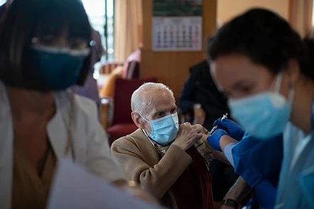 Tiêm vaccine cho người cao tuổi ở châu Âu.(Ảnh: AP)