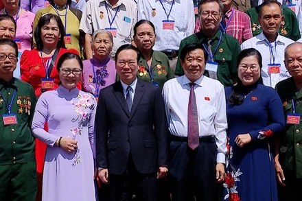 Chủ tịch nước Võ Văn Thưởng chụp ảnh lưu niệm cùng Đoàn đại biểu người có công tỉnh Vĩnh Long. (Ảnh: HỒNG QUÂN)