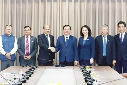 Bí thư Thành ủy Hà Nội Đinh Tiến Dũng và Đại sứ Ấn Độ Sandeep Arya cùng các đại biểu chụp ảnh chung. (Nguồn: Báo Hà Nội mới)