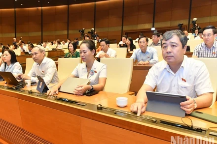 Các đại biểu Quốc hội biểu quyết thông qua Luật Giao dịch điện tử (sửa đổi). (Ảnh: ĐĂNG KHOA)