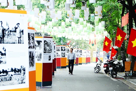 Tự hào về một dân tộc anh hùng. Ảnh: SONG ANH