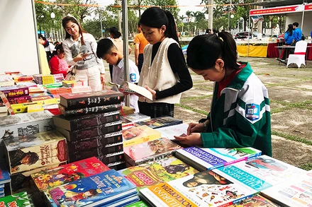 Sách giấy vẫn là phương tiện gần gũi, thân thuộc trong nhiều bối cảnh đời sống. Ảnh: Học sinh chọn sách trong một hoạt động tại Thư viện tỉnh Bắc Ninh. Ảnh: DƯƠNG XUÂN