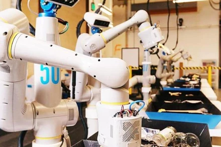 Robot phân loại rác được ứng dụng ngày càng rộng rãi. Ảnh: ANALYTICS INSIGHT