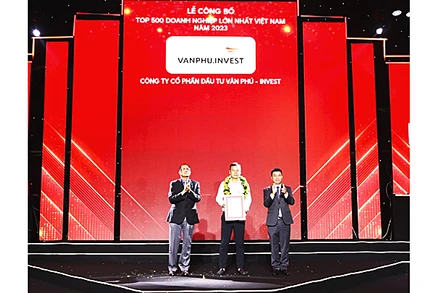 Trao chứng nhận “Top 500 DN lớn nhất Việt Nam năm 2023” cho đại diện Văn Phú - Invest.