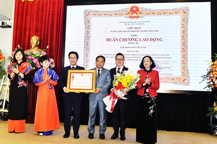 Đồng chí Trương Thị Mai, Ủy viên Bộ Chính trị, Thường trực Ban Bí thư, Trưởng Ban Tổ chức Trung ương Đảng thay mặt lãnh đạo Đảng, Nhà nước trao Huân chương Lao động hạng Ba cho ban Nhân Dân cuối tuần.