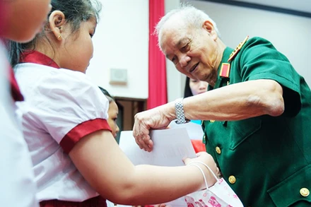 Đại tướng Phạm Văn Trà trao học bổng cho học sinh thành phố Cần Thơ.