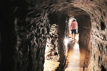 Địa đạo có chiều dài đường hầm 1.701m, gồm 3 tầng, tầng sâu nhất so mặt đất từ 20-30m.