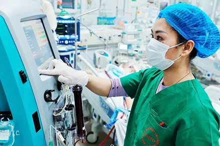 Trung tâm Hồi sức tích cực, Bệnh viện Bệnh Nhiệt đới T.Ư hiện đang tiếp nhận điều trị nhiều bệnh nhân cúm A nặng, có bệnh lý nền. Ảnh: TTXVN