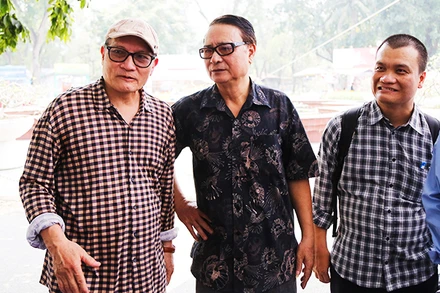 Nhà thơ Mai Quỳnh Nam (bên trái) cùng đồng nghiệp trong một sự kiện văn nghệ. Ảnh: ANH QUÂN