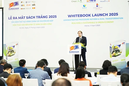 Chủ tịch EuroCham Bruno Jaspaert phát biểu ý kiến tại lễ ra mắt Sách trắng.