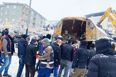 Người dân Thổ Nhĩ Kỳ bị ảnh hưởng bởi động đất nhận đồ cứu trợ từ các cơ quan nhân đạo. Ảnh: GETTY IMAGES