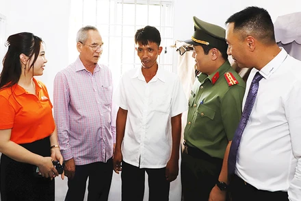 Lãnh đạo Bộ Công an, lãnh đạo tỉnh Bạc Liêu cùng đại diện Tập đoàn T&T Group và Ngân hàng SHB thăm hỏi, trao nhà cho hộ gia đình anh Nguyễn Văn Bi.