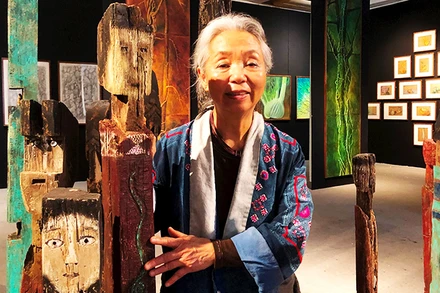 Họa sĩ Tô Bích Hải bên cụm tác phẩm sắp đặt “Totem”.