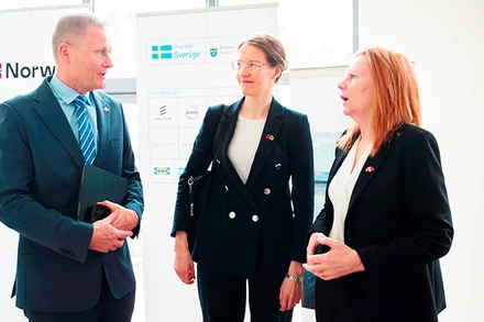 Các đại biểu trao đổi bên lề buổi tọa đàm. Ảnh: THANH TÂM