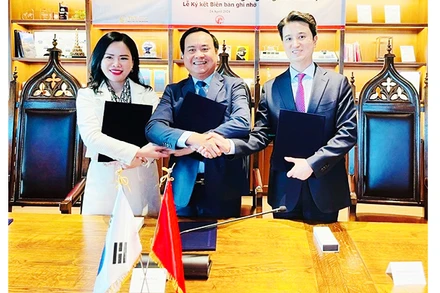 UBND tỉnh Quảng Trị, T&T Group và Công ty năng lượng SK E&S ký kết hợp tác đầu tư, thương mại, chuyển đổi năng lượng và tăng trưởng xanh.