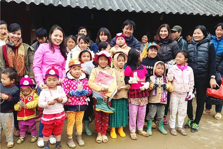 Họa sĩ Lê Tiến Vượng và các cộng sự trong một chuyến thiện nguyện. Ảnh: Nhân vật cung cấp