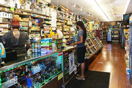 Một cửa hàng bán lẻ thuốc lá ở New Zealand. Ảnh: GETTY IMAGES