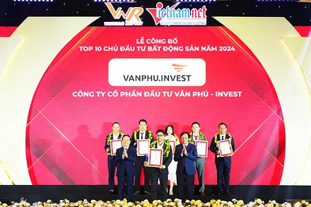 Đại diện Văn Phú - Invest nhận chứng nhận Tốp 10 chủ đầu tư BĐS năm 2024.