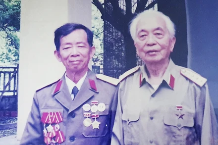 Đại tá Nguyễn Bội Giong chụp ảnh cùng Đại tướng Võ Nguyên Giáp.