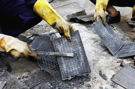 Chì sau khi thu lại sẽ được đưa vào tái sử dụng. Ảnh: REUTERS