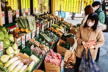 Áp lực lạm phát đang đè nặng lên cuộc sống người dân Nhật Bản. Ảnh: JAPAN TIMES