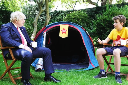 Max Woosey và cựu Thủ tướng Boris Johnson bên chiếc lều của mình. Ảnh: ACTIONFORCHILDREN