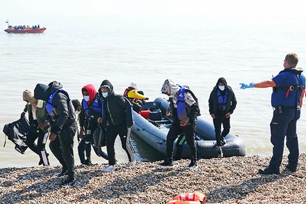 Một nhóm người di cư bị phát hiện khi nhập cư bất hợp pháp vào Anh. Ảnh: BBC