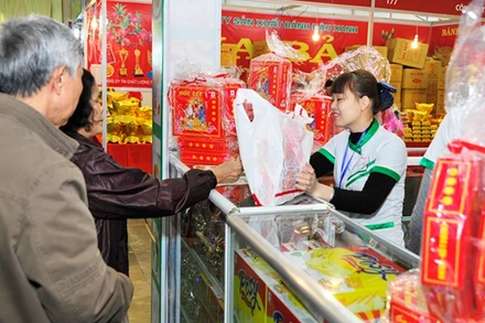 Nhiều loại mứt truyền thống vẫn được người tiêu dùng lựa chọn. Ảnh: NGUYỄN NAM